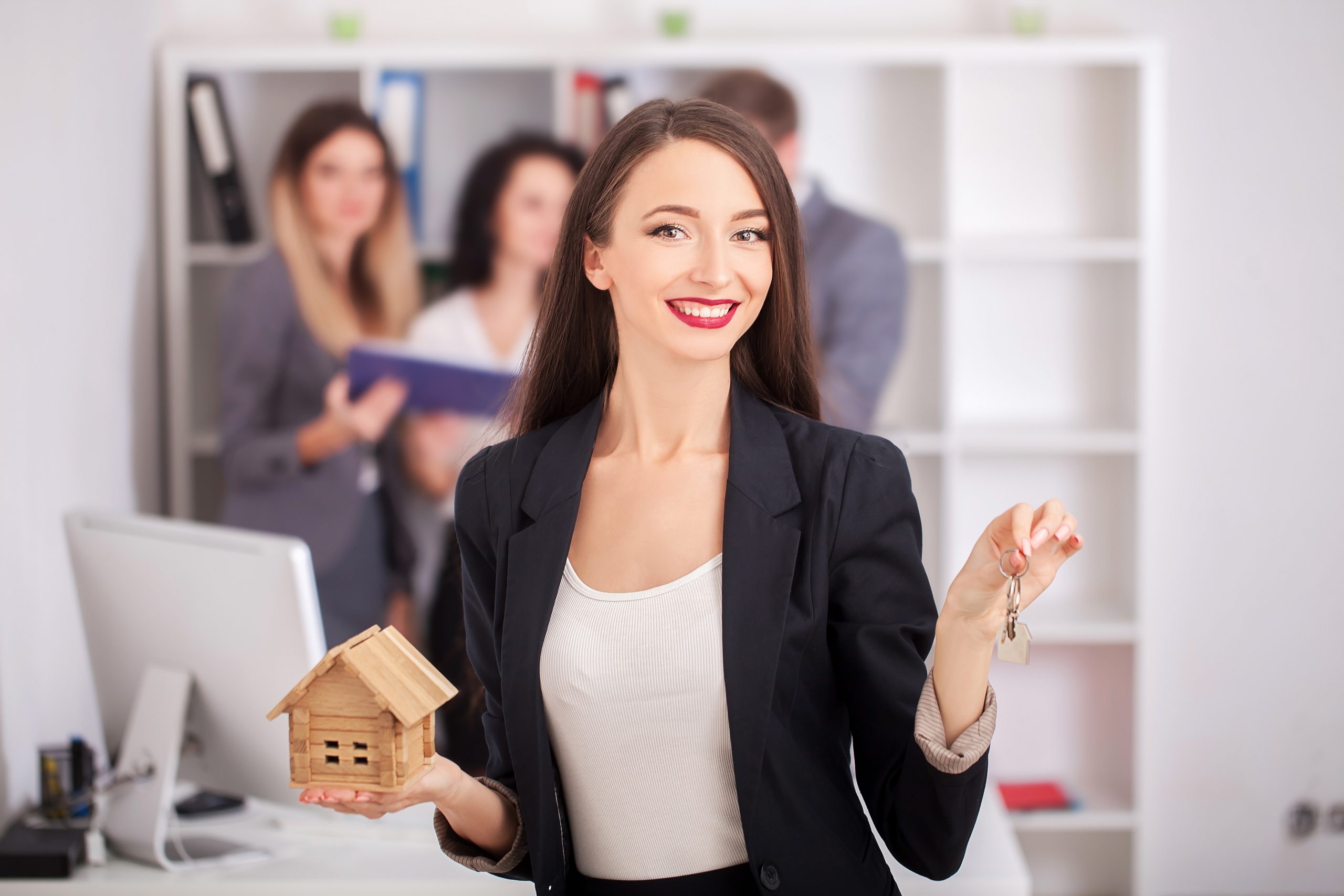 Real estate agent portrait with family getting new home. business concept about real estate market - Ingénierie Pédagogique
