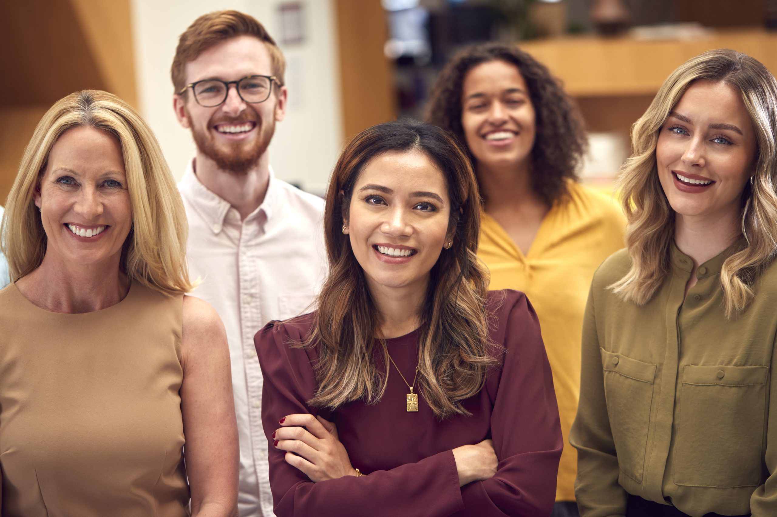 Portrait Of Smiling Multi-Cultural Business Team Standing In Modern Open Plan Office - Ingénierie Pédagogique